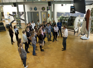 Студенты Королевского колледжа во время экскурсии по Европейскому центру астронавтов